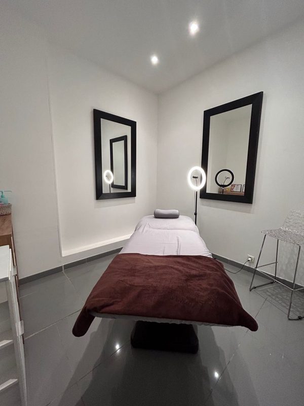 Cabine de soins et de maquillage permanent