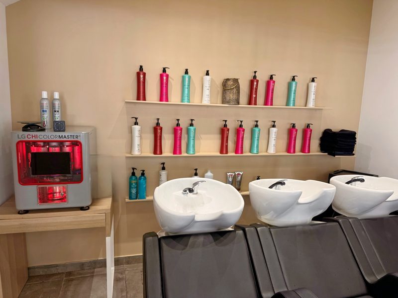 Bacs à shampoing et produits du salon de Cannes