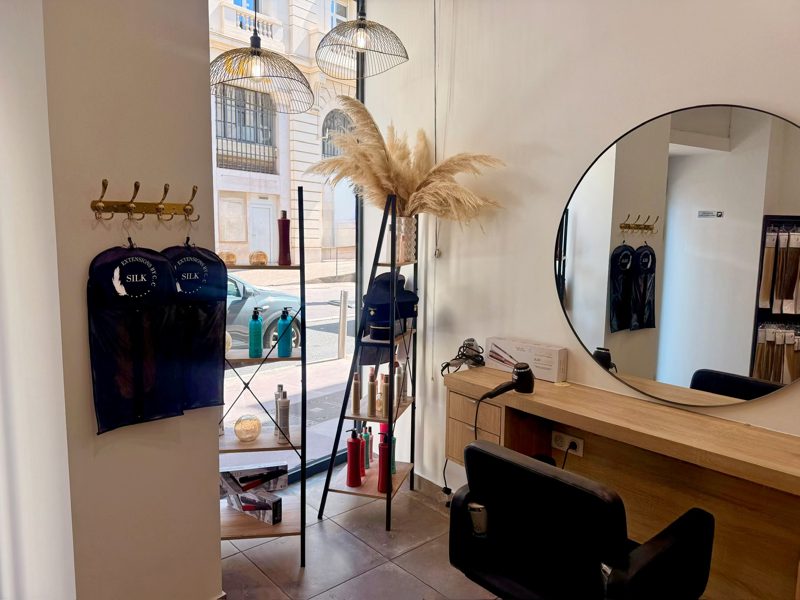 Poste de coiffage au miroir rond, salon de Cannes
