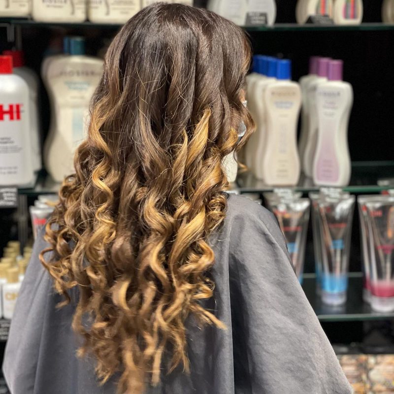 Balayage blond sur boucles