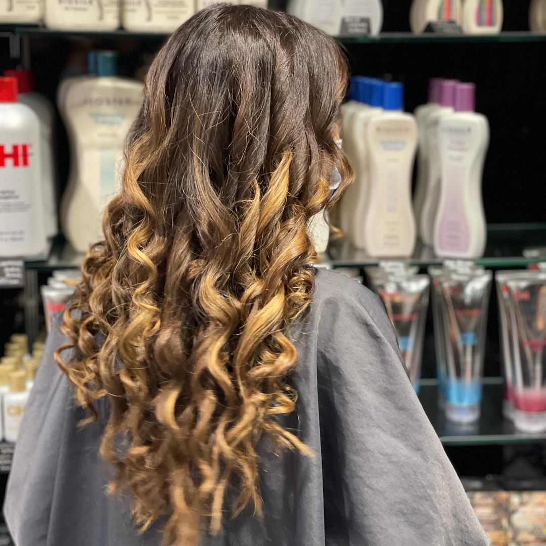 Balayage blond sur boucles