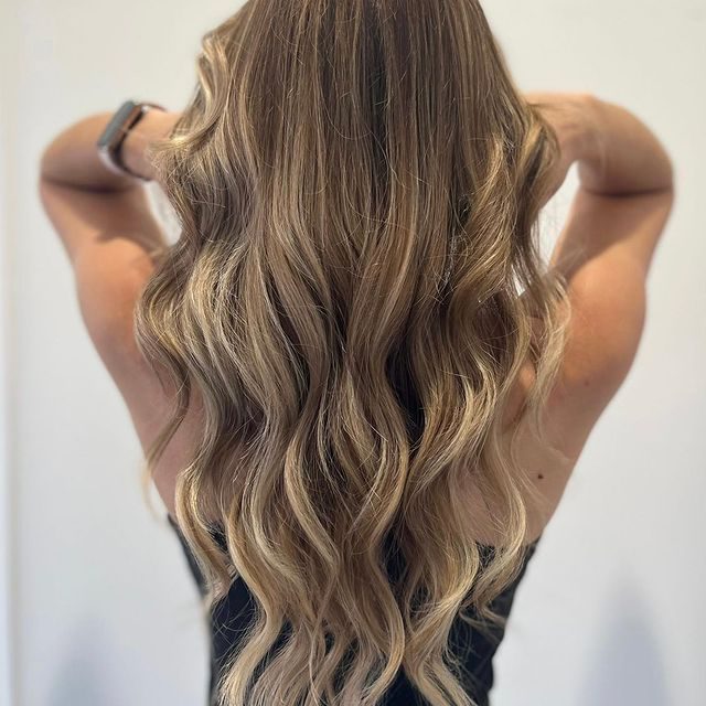 Balayage miel sur cheveux ondulés