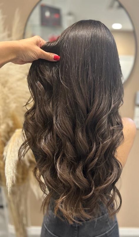 Brun brillant sur cheveux longs