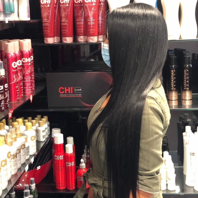 Lissage sur cheveux bruns très longs